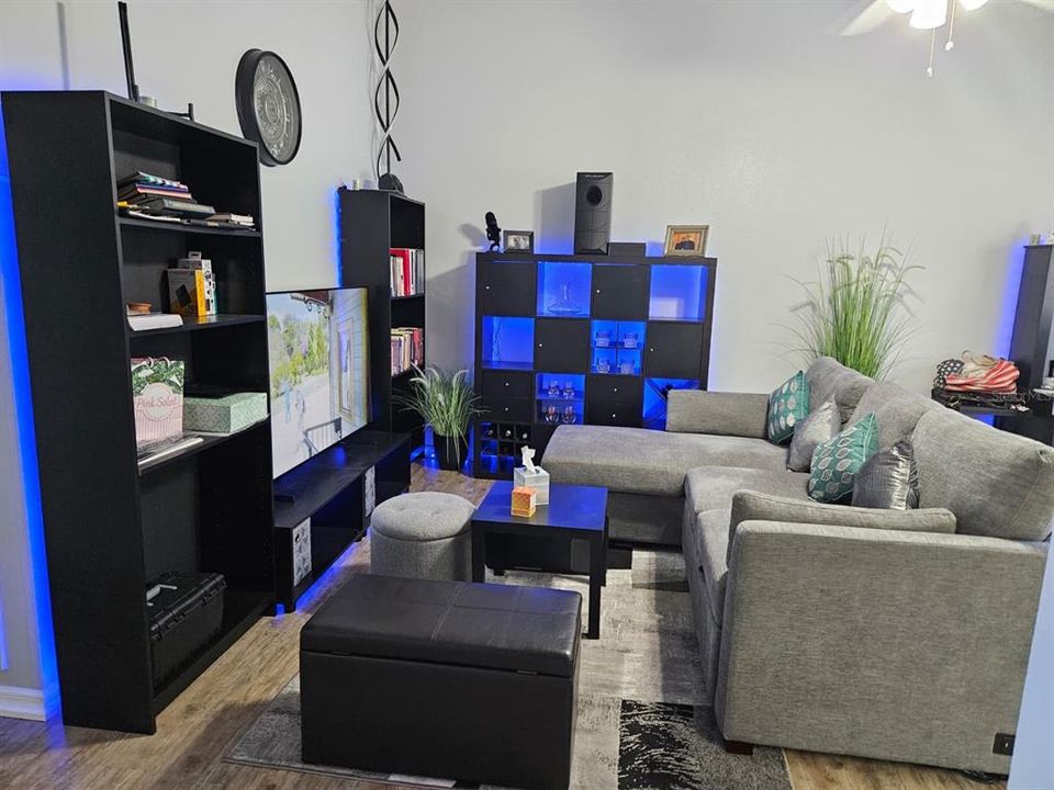 For Sale: $299,900 (2 beds, 2 baths, 1087 Square Feet)