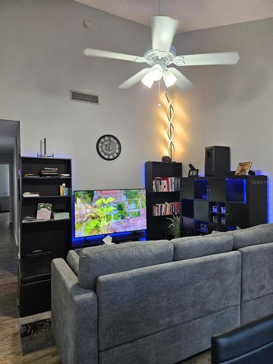 For Sale: $299,900 (2 beds, 2 baths, 1087 Square Feet)