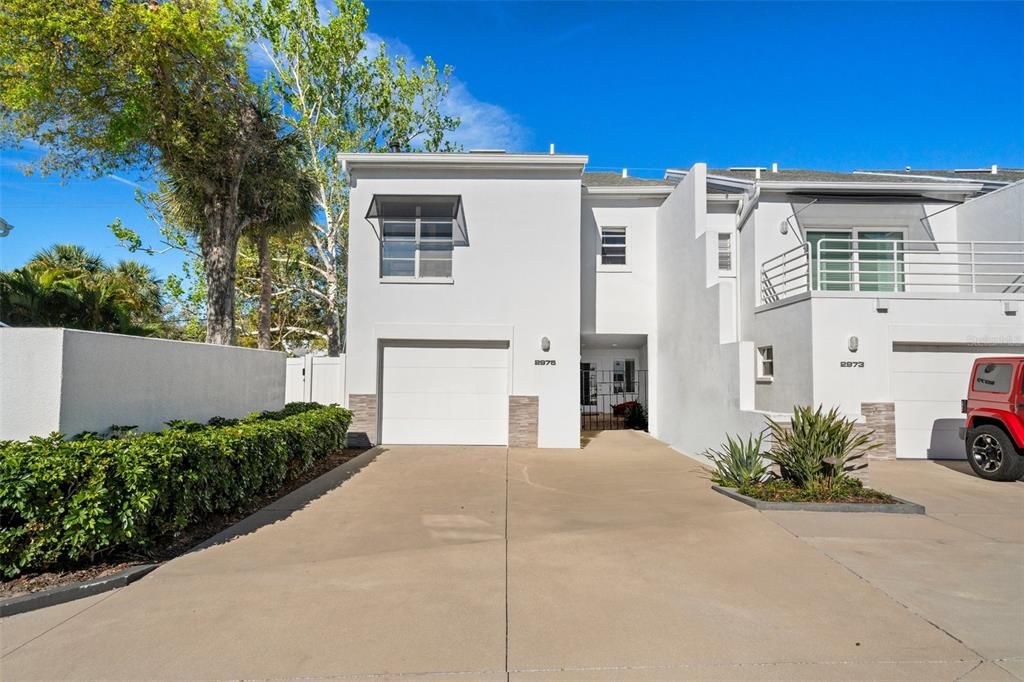 Recently Sold: $570,000 (3 beds, 2 baths, 1954 Square Feet)