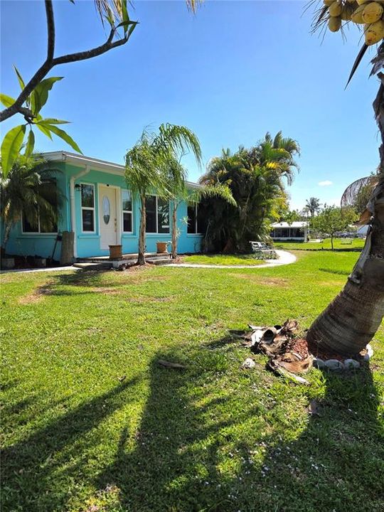 Active With Contract: $359,900 (3 beds, 2 baths, 1733 Square Feet)