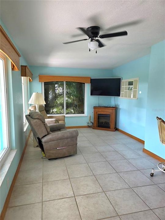 Active With Contract: $359,900 (3 beds, 2 baths, 1733 Square Feet)