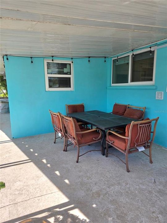 Active With Contract: $359,900 (3 beds, 2 baths, 1733 Square Feet)