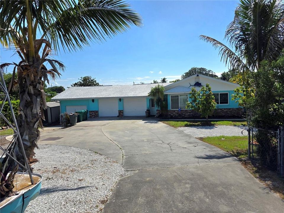 Active With Contract: $359,900 (3 beds, 2 baths, 1733 Square Feet)