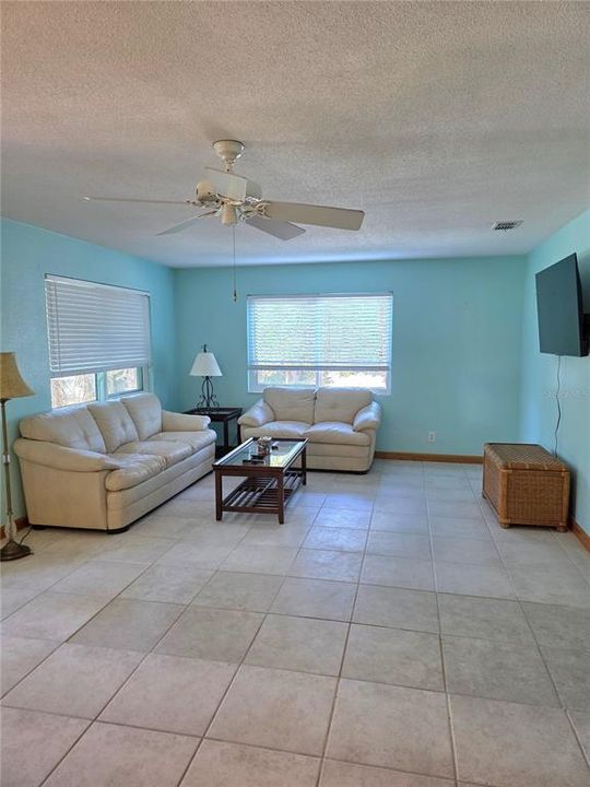 Active With Contract: $359,900 (3 beds, 2 baths, 1733 Square Feet)