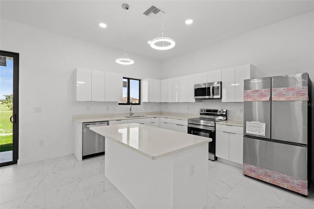 For Rent: $2,300 (4 beds, 3 baths, 1904 Square Feet)