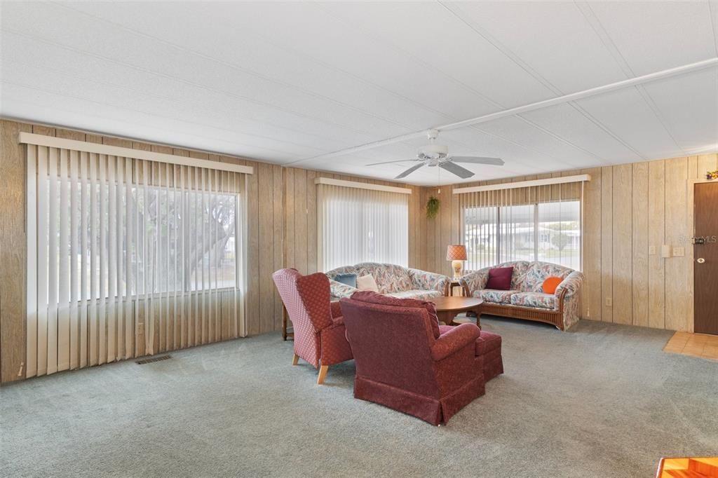 Под контрактом: $129,900 (2 спален, 2 ванн, 1440 Квадратных фут)