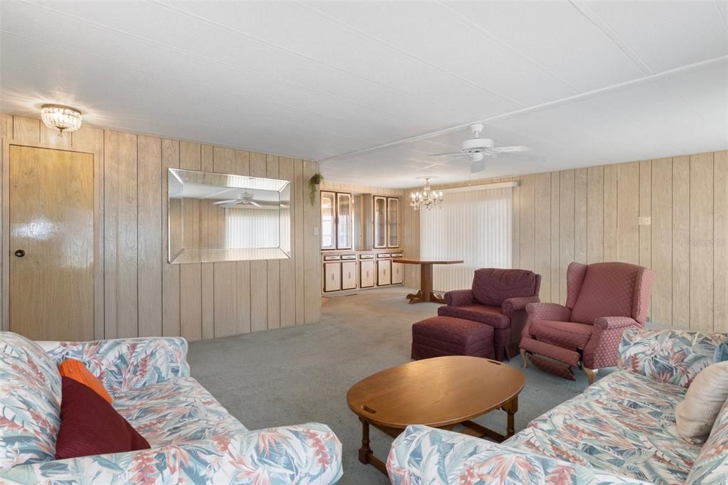 Под контрактом: $129,900 (2 спален, 2 ванн, 1440 Квадратных фут)