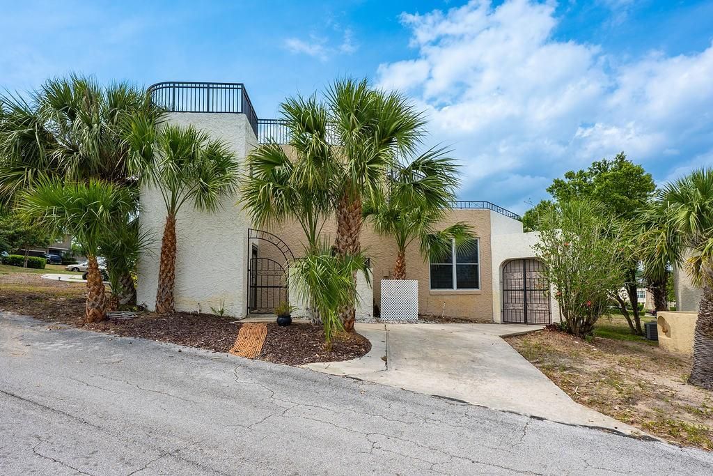 Welcome to this one of a kind townhome in the picturesque En Courte Green community of Errol Estates, where indoor/outdoor living takes on a whole new meaning!