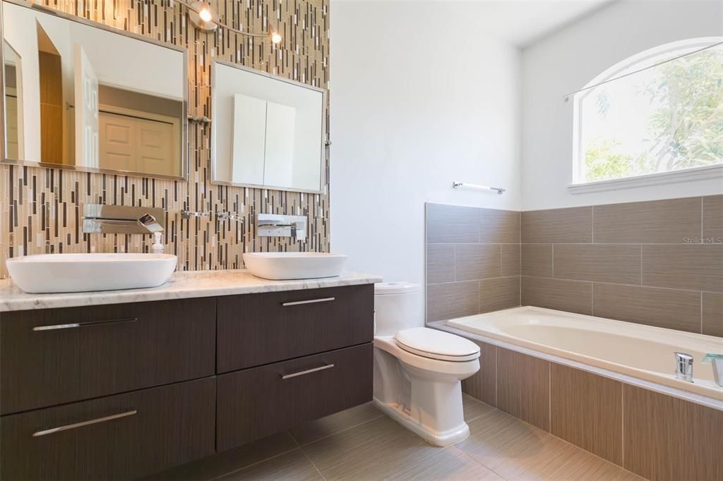 For Sale: $549,000 (4 beds, 3 baths, 1832 Square Feet)