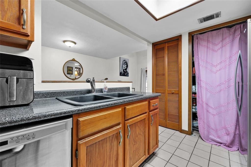 For Sale: $165,000 (2 beds, 2 baths, 1106 Square Feet)