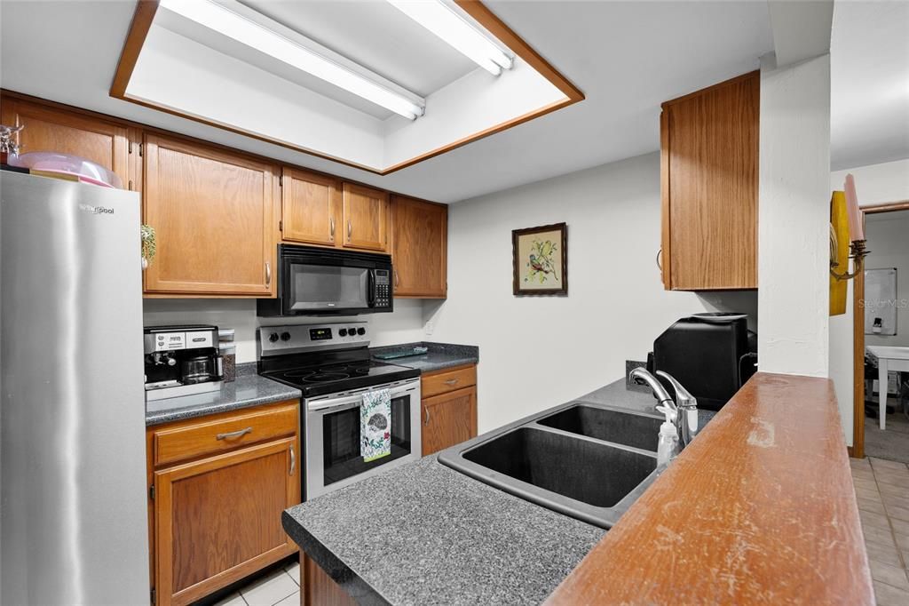 For Sale: $165,000 (2 beds, 2 baths, 1106 Square Feet)