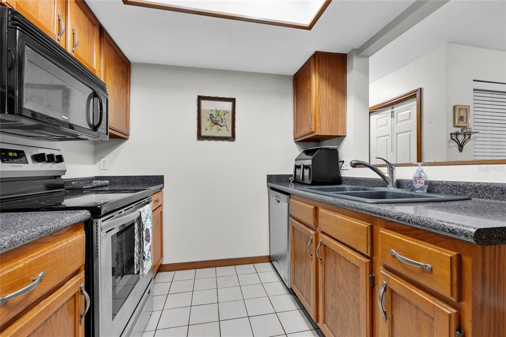 For Sale: $165,000 (2 beds, 2 baths, 1106 Square Feet)
