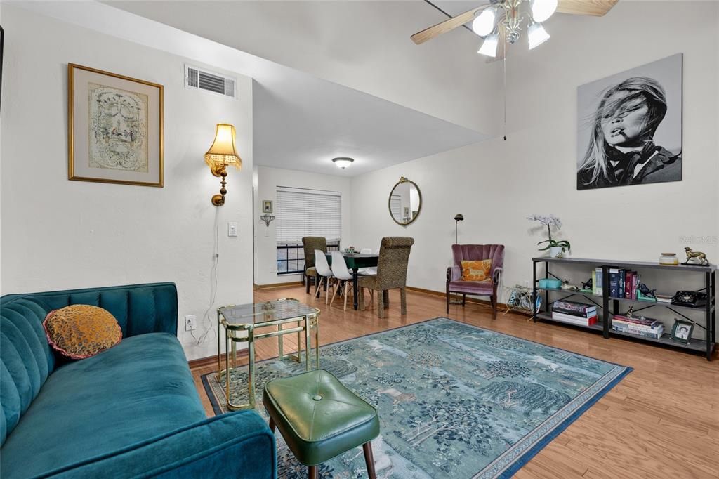 For Sale: $165,000 (2 beds, 2 baths, 1106 Square Feet)