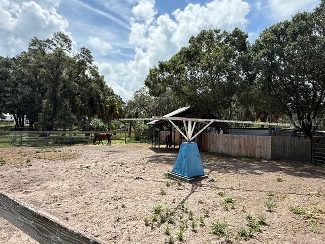 待售: $1,500,000 (5.06 acres)