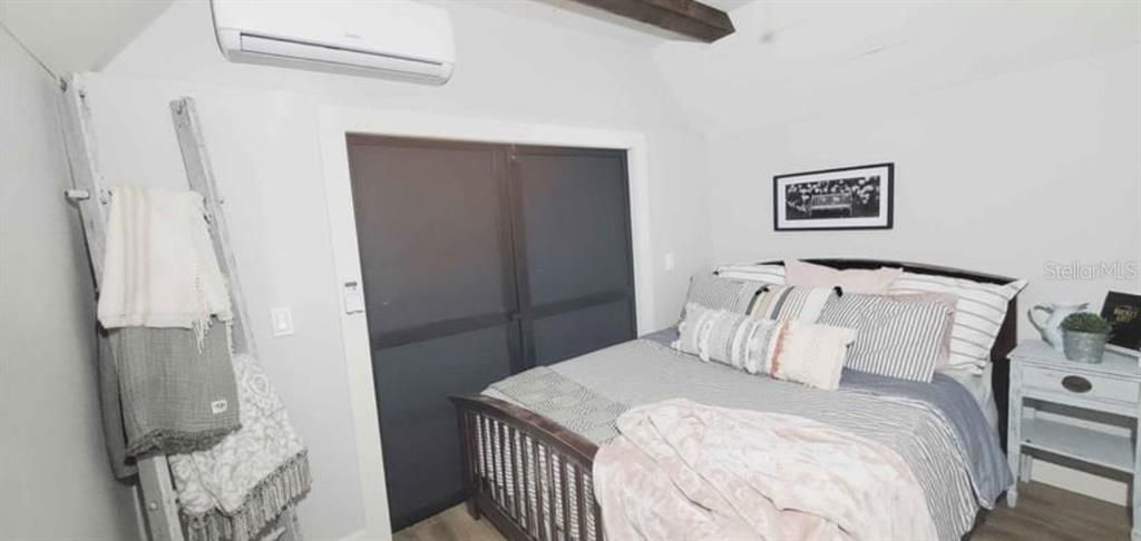 待售: $235,000 (3.30 acres)