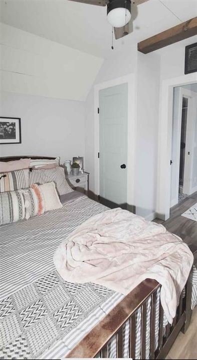 待售: $235,000 (3.30 acres)