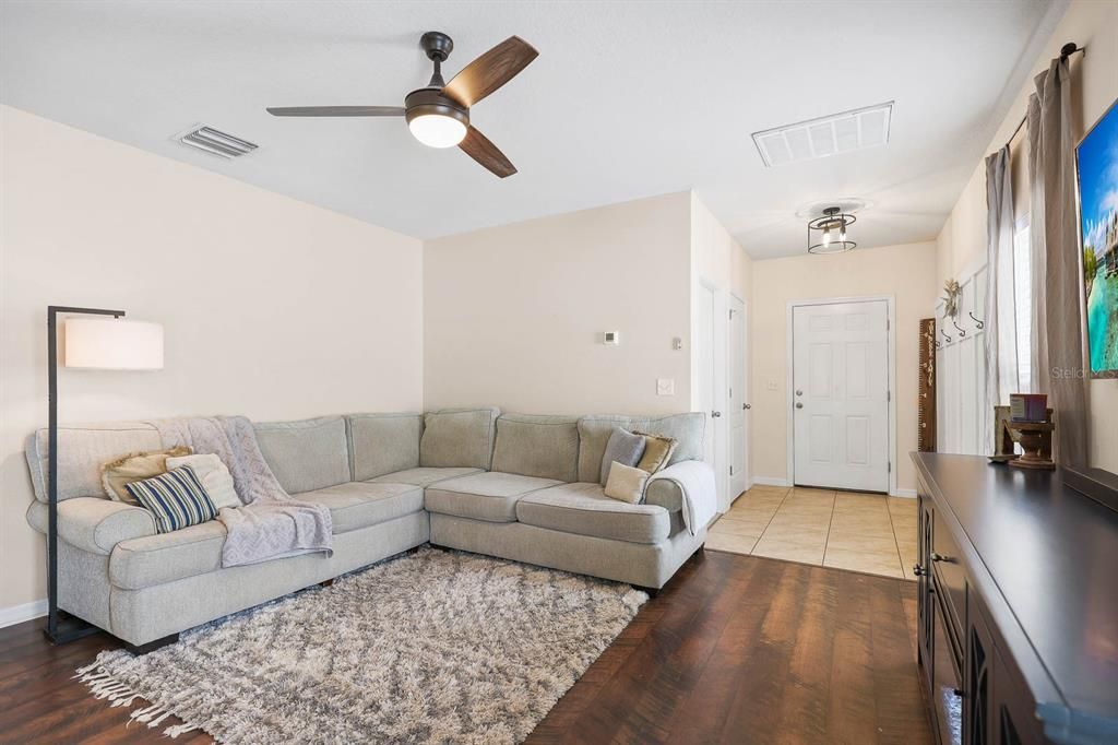 合同活跃: $268,000 (3 贝兹, 2 浴室, 1321 平方英尺)