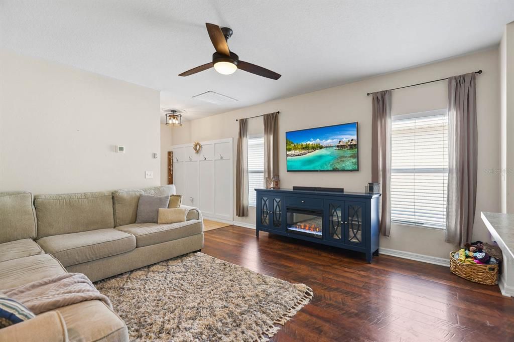 合同活跃: $268,000 (3 贝兹, 2 浴室, 1321 平方英尺)