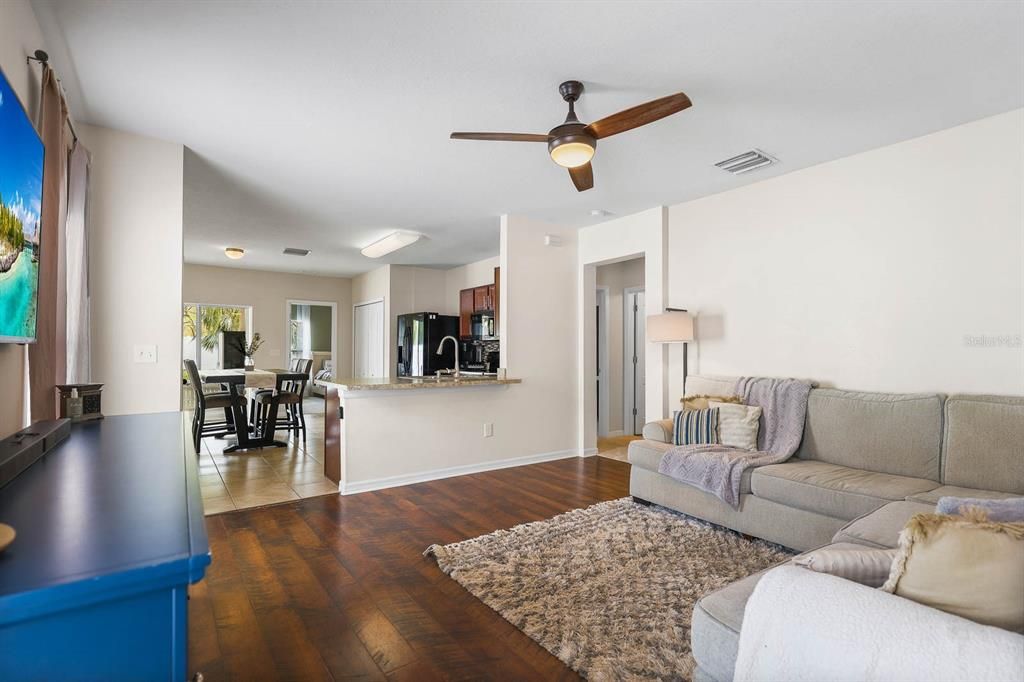 合同活跃: $268,000 (3 贝兹, 2 浴室, 1321 平方英尺)