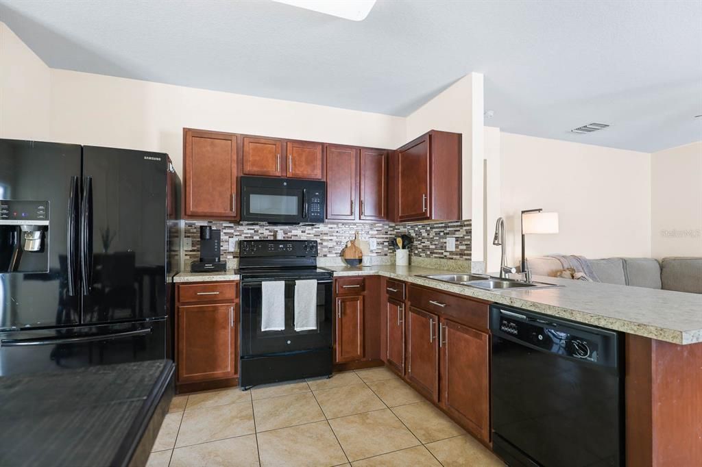 合同活跃: $268,000 (3 贝兹, 2 浴室, 1321 平方英尺)