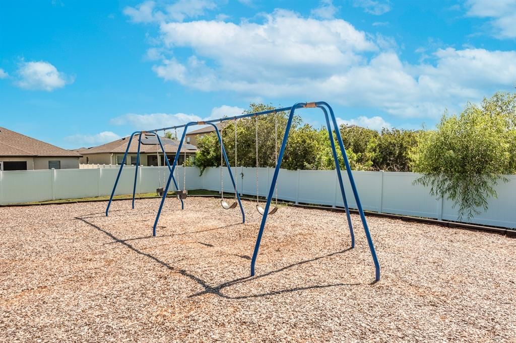 合同活跃: $268,000 (3 贝兹, 2 浴室, 1321 平方英尺)