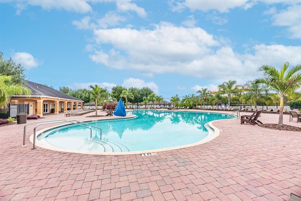 合同活跃: $268,000 (3 贝兹, 2 浴室, 1321 平方英尺)