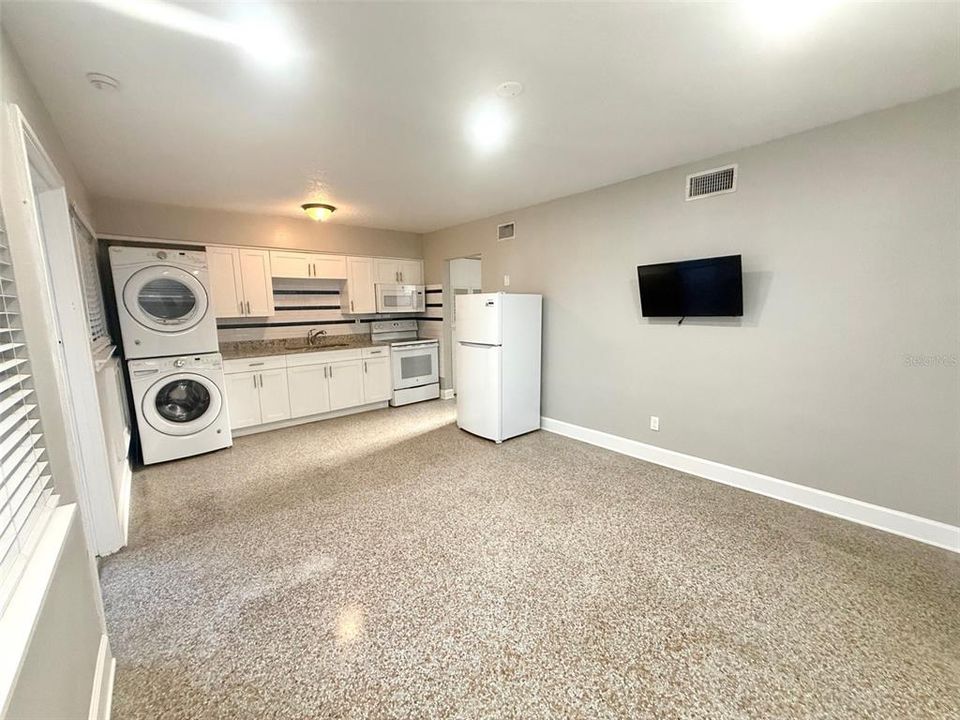 В аренду: $2,300 (2 спален, 1 ванн, 600 Квадратных фут)