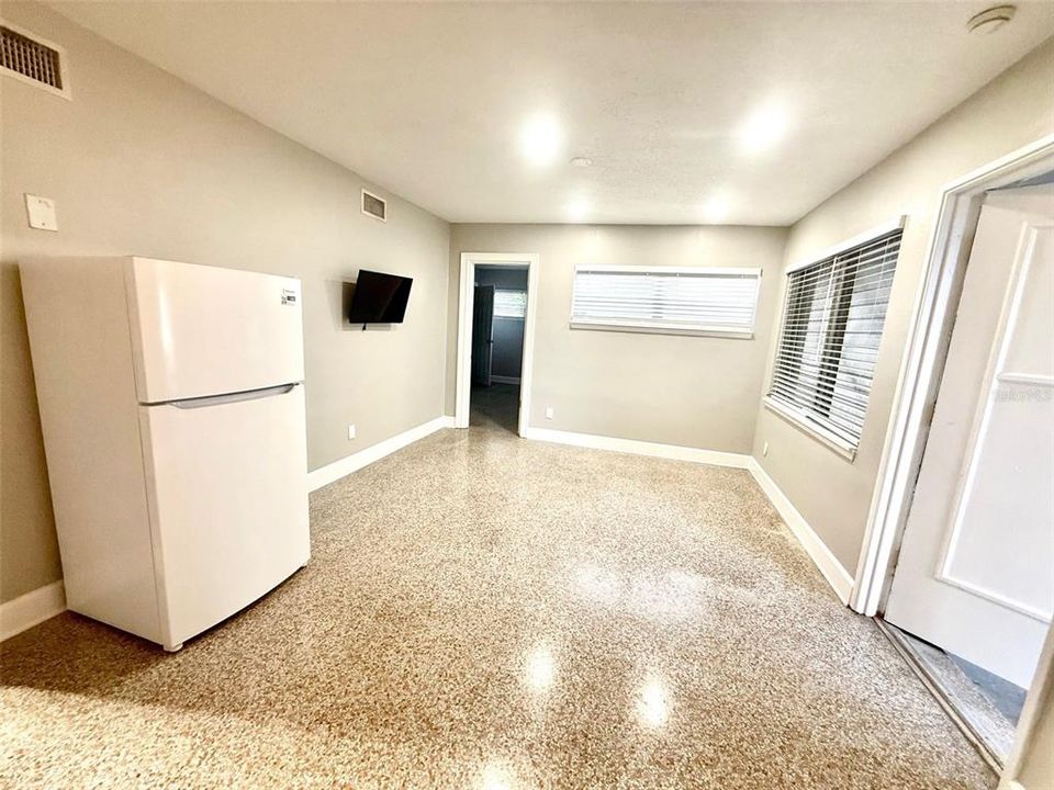 В аренду: $2,300 (2 спален, 1 ванн, 600 Квадратных фут)