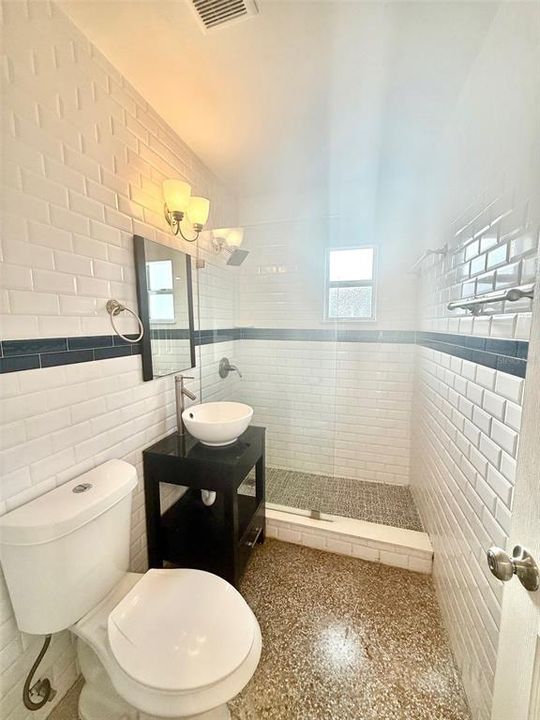 В аренду: $2,300 (2 спален, 1 ванн, 600 Квадратных фут)