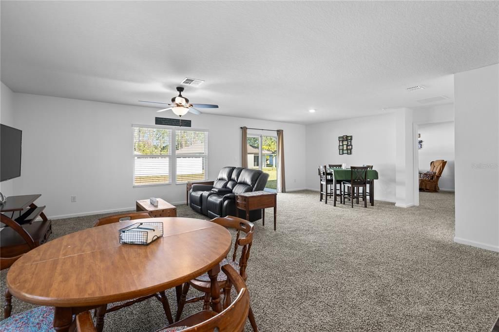 En Venta: $327,500 (4 camas, 2 baños, 1865 Pies cuadrados)