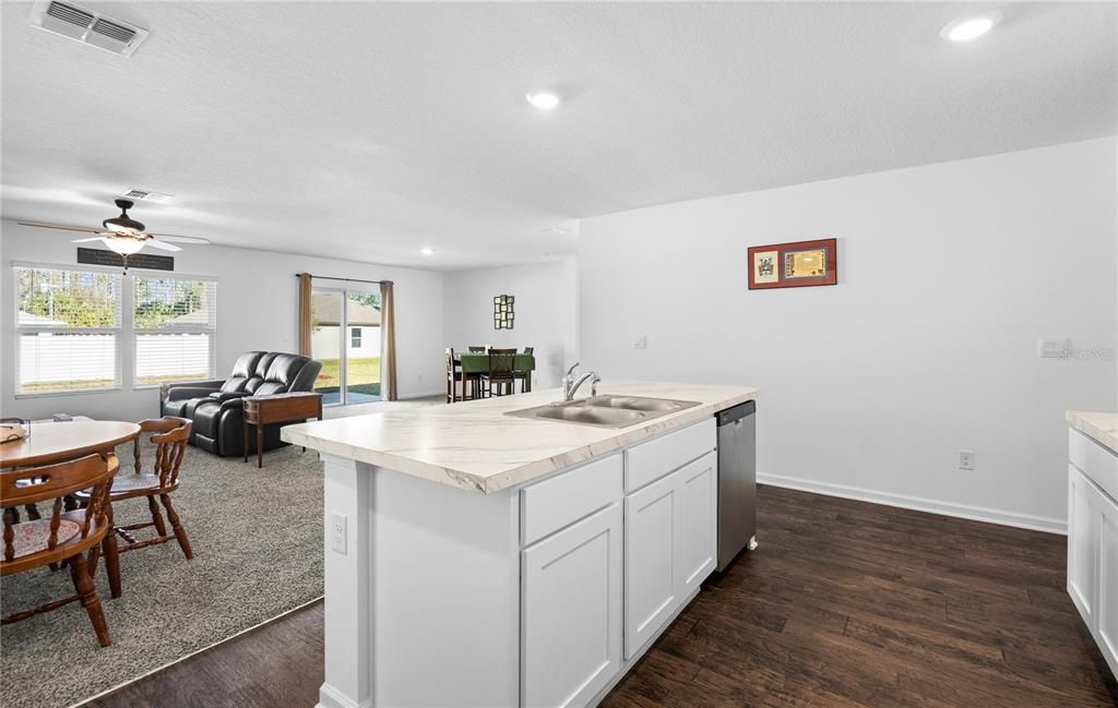 En Venta: $327,500 (4 camas, 2 baños, 1865 Pies cuadrados)