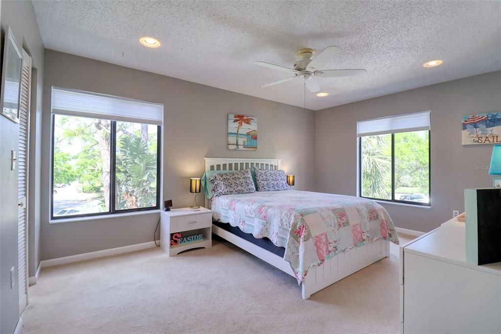 Active With Contract: $179,000 (2 beds, 2 baths, 1040 Square Feet)