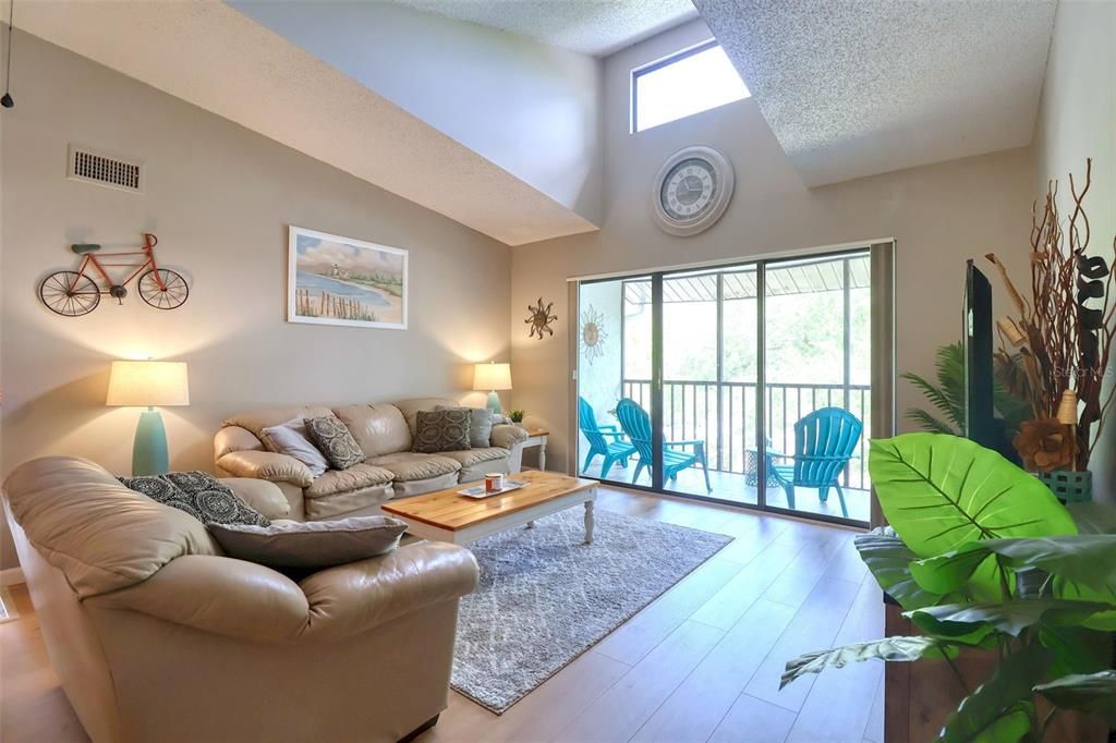 Active With Contract: $179,000 (2 beds, 2 baths, 1040 Square Feet)