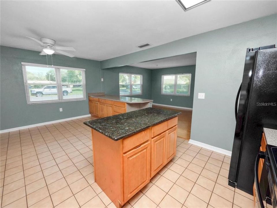 En Venta: $318,000 (3 camas, 2 baños, 1570 Pies cuadrados)