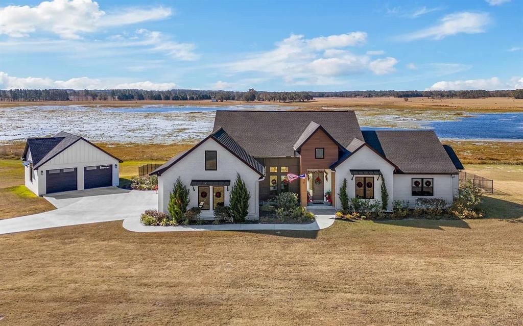 Vendido Recientemente: $900,000 (3 camas, 3 baños, 3003 Pies cuadrados)