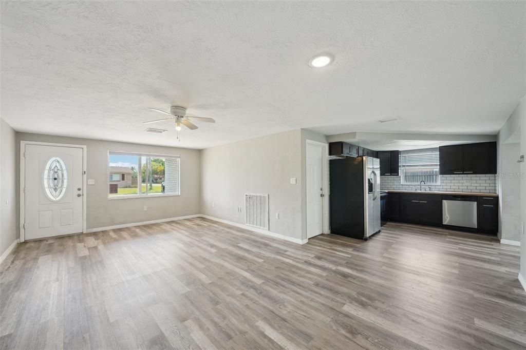 待售: $297,000 (3 贝兹, 2 浴室, 1302 平方英尺)