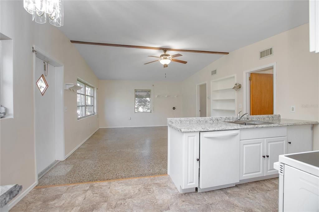 На продажу: $220,000 (2 спален, 1 ванн, 837 Квадратных фут)