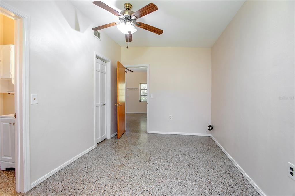 На продажу: $220,000 (2 спален, 1 ванн, 837 Квадратных фут)