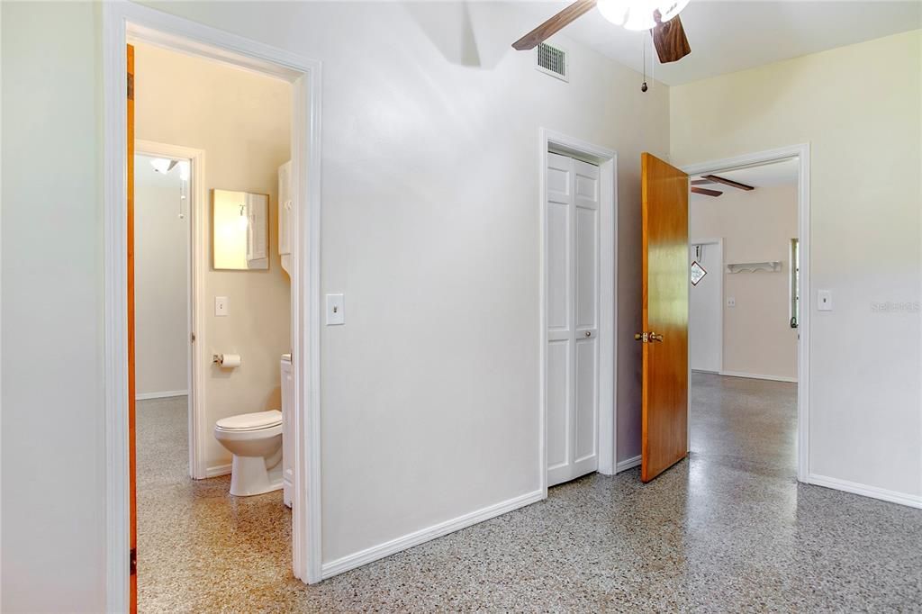 На продажу: $220,000 (2 спален, 1 ванн, 837 Квадратных фут)