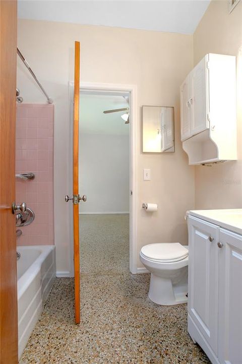 На продажу: $220,000 (2 спален, 1 ванн, 837 Квадратных фут)