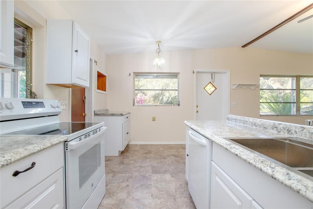 На продажу: $220,000 (2 спален, 1 ванн, 837 Квадратных фут)