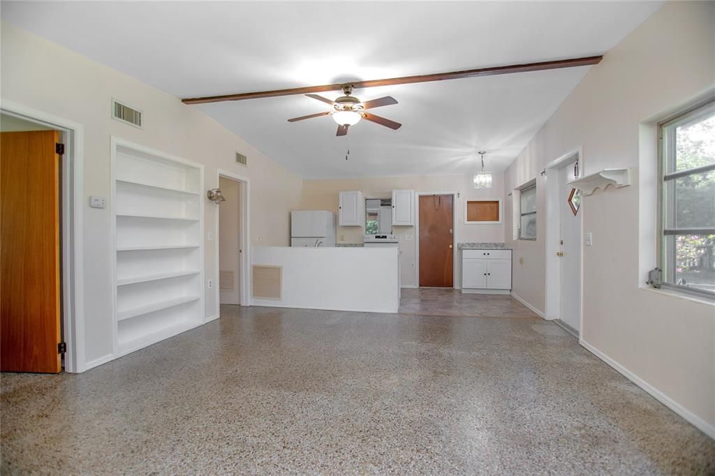 На продажу: $220,000 (2 спален, 1 ванн, 837 Квадратных фут)