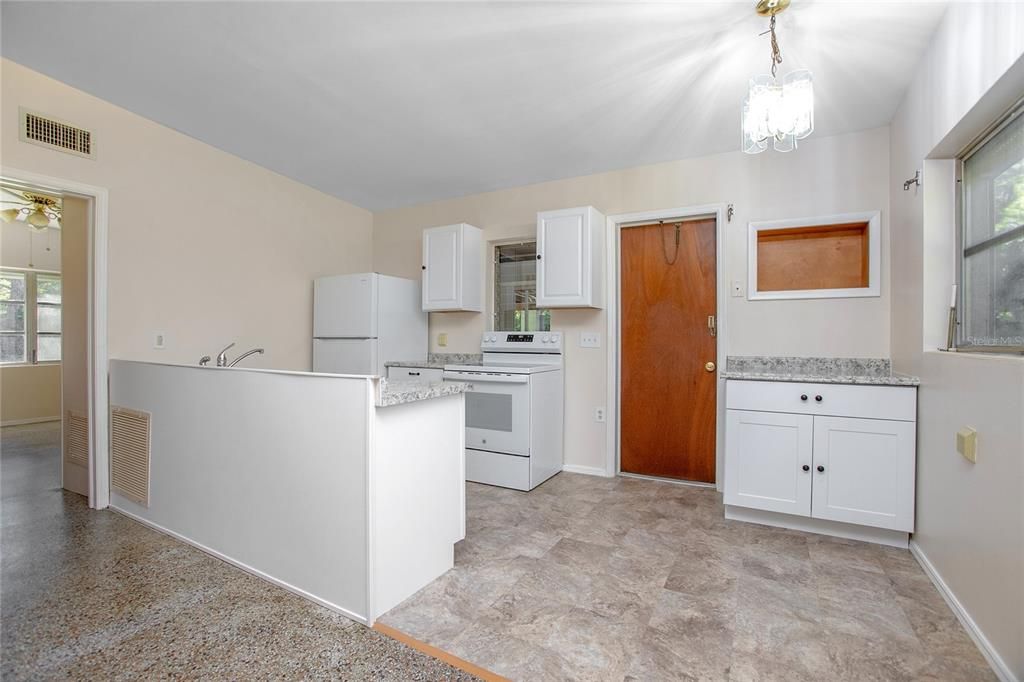 На продажу: $220,000 (2 спален, 1 ванн, 837 Квадратных фут)