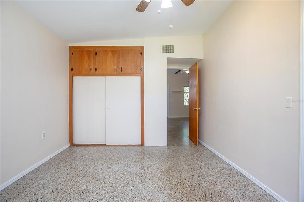 На продажу: $220,000 (2 спален, 1 ванн, 837 Квадратных фут)