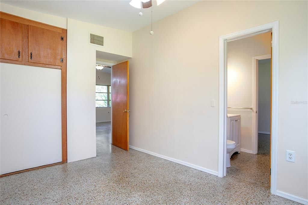 На продажу: $220,000 (2 спален, 1 ванн, 837 Квадратных фут)