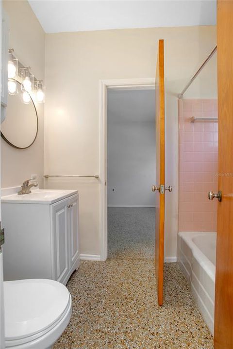 На продажу: $220,000 (2 спален, 1 ванн, 837 Квадратных фут)