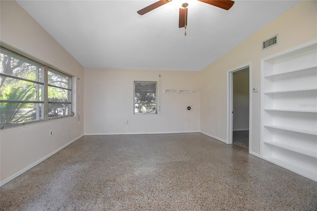 На продажу: $220,000 (2 спален, 1 ванн, 837 Квадратных фут)