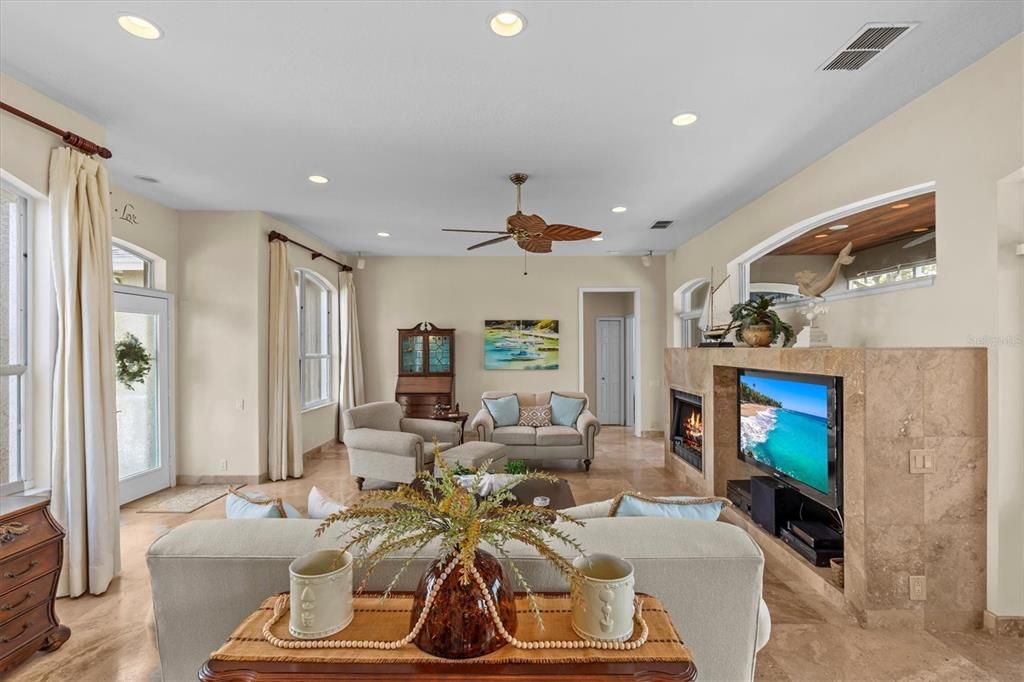 На продажу: $799,900 (3 спален, 2 ванн, 2390 Квадратных фут)