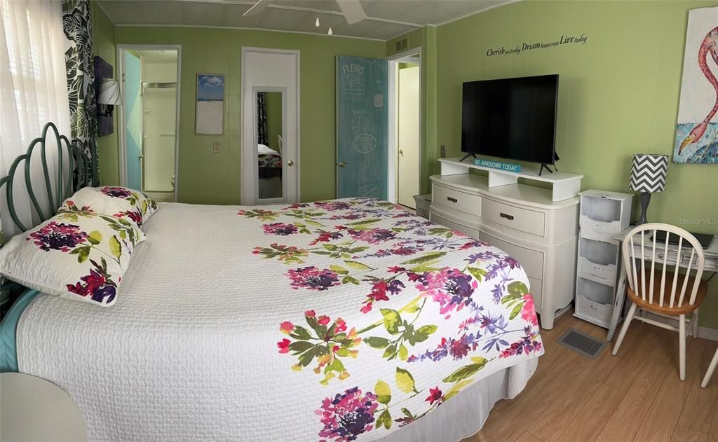 Active With Contract: $187,000 (2 beds, 2 baths, 1112 Square Feet)