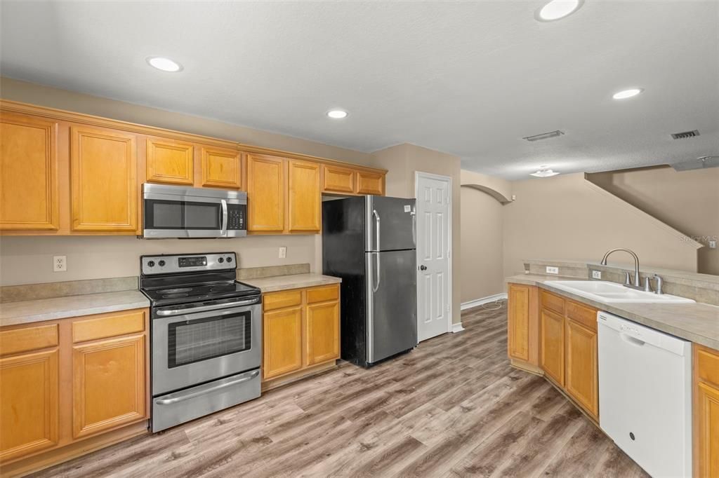 For Sale: $245,000 (3 beds, 2 baths, 1558 Square Feet)